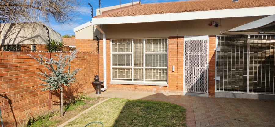 To Let 3 Bedroom Property for Rent in Naudeville Free State